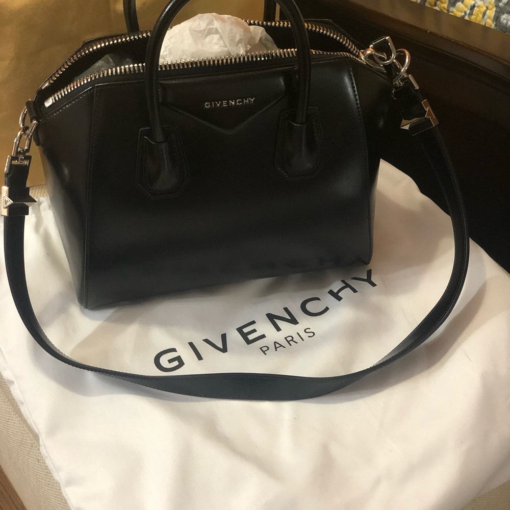 Handbags - Picture 4 of 8